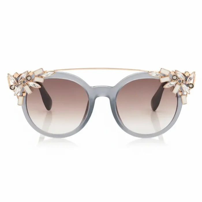 Lunette de soleil Jimmy Choo grise à monture ronde Lunette de soleil Jimmy Choo gris clair à monture ronde épaisse, verres dégradés et ornements floraux cristallins.