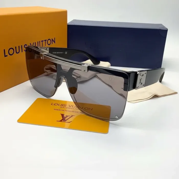 Lunette de soleil Louis Vuitton homme à monture rectiligne épaisse, verres teintés, avec boîte et carte dorée Louis Vuitton.