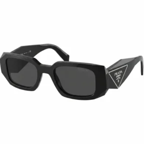Lunette de soleil Prada femme à monture noire épaisse angulaire, branches larges avec logo et verres teintés foncés.