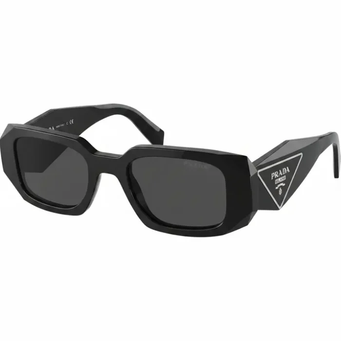 Lunette de soleil Prada femme noire angulaire Lunette de soleil Prada femme à monture noire épaisse angulaire, branches larges avec logo et verres teintés foncés.