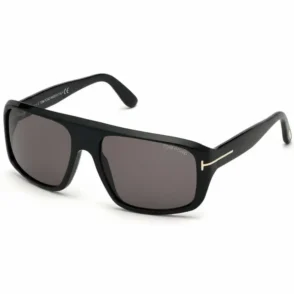 Lunette de soleil Tom Ford noire à monture épaisse, verres teintés foncés et détail en T doré sur la branche.