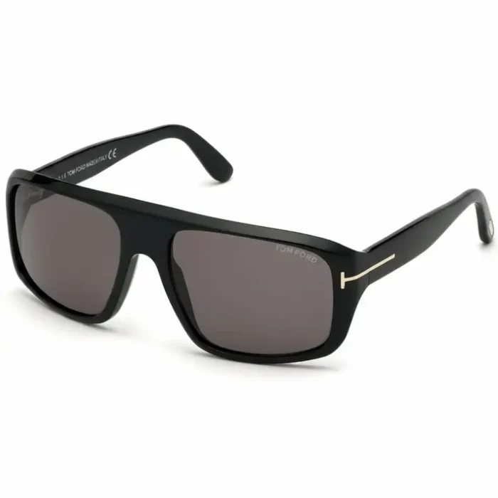 Lunette de soleil Tom Ford noire monture épaisse Lunette de soleil Tom Ford noire à monture épaisse, verres teintés foncés et détail en T doré sur la branche.