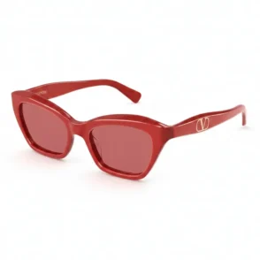 Lunette de soleil Valentino femme rouge, monture épaisse angulaire, verres rouges teintés et logo V doré sur les branches.