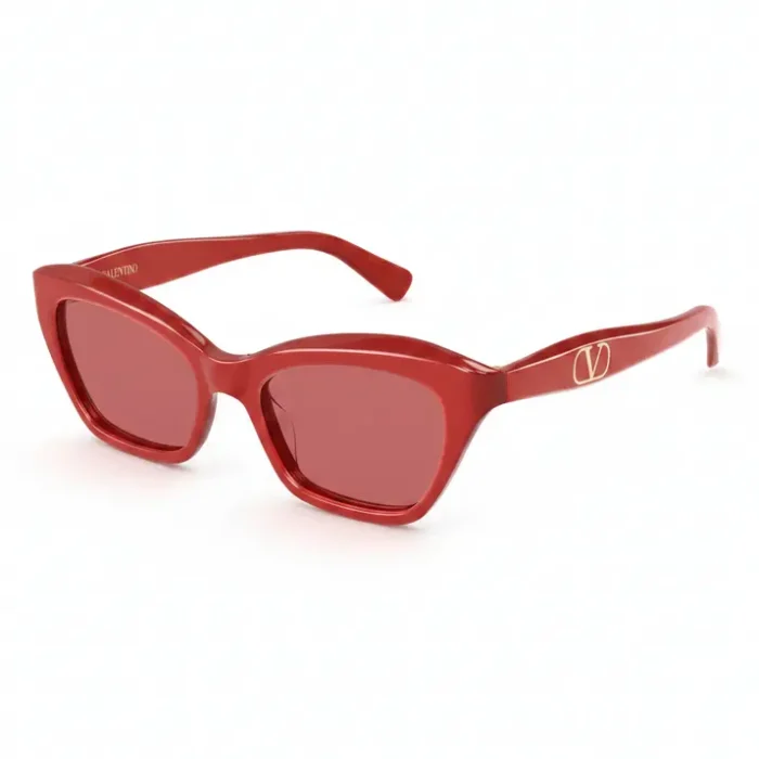 Lunette de soleil Valentino femme rouge chic Lunette de soleil Valentino femme rouge, monture épaisse angulaire, verres rouges teintés et logo V doré sur les branches.
