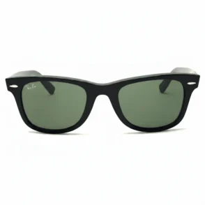 Lunette de soleil Wayfarer noire, monture rectangulaire épaisse avec verres foncés et détails métalliques sur la face.