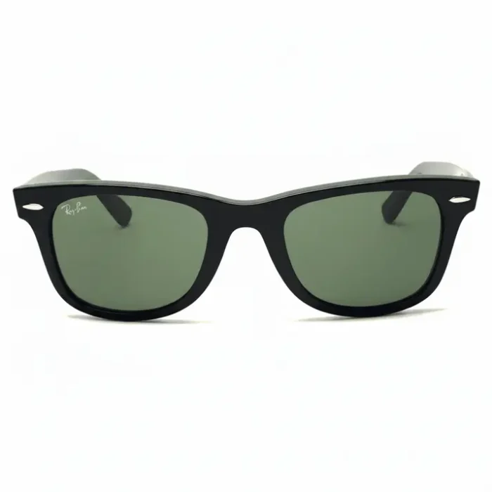 Lunette de soleil Wayfarer noire à verres foncés Lunette de soleil Wayfarer noire, monture rectangulaire épaisse avec verres foncés et détails métalliques sur la face.
