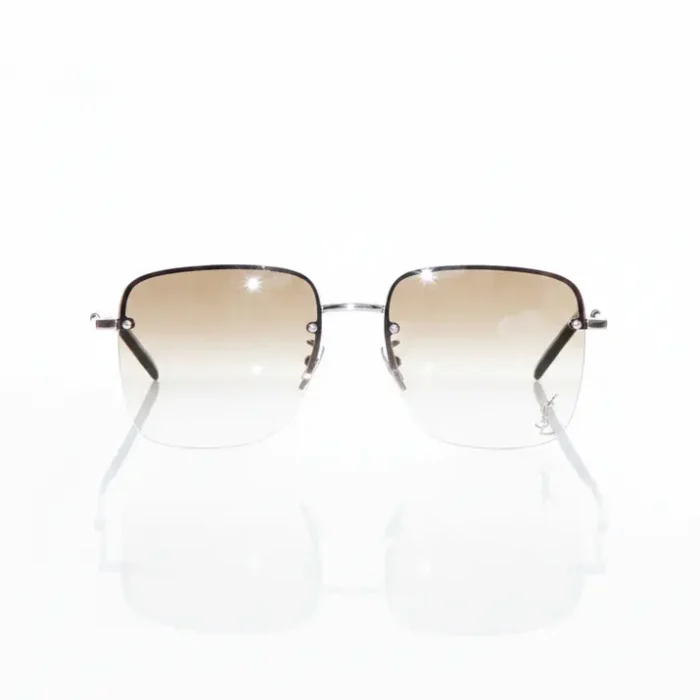 Lunette de soleil YSL homme verres dégradés Lunette de soleil YSL homme avec monture fine en métal et verres teintés dégradés marron vers transparent, style luxe.
