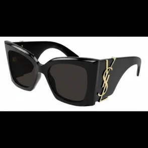 Lunette de soleil Yves Saint Laurent noire à monture épaisse, verres foncés et logo doré sur les branches, forme angulaire.