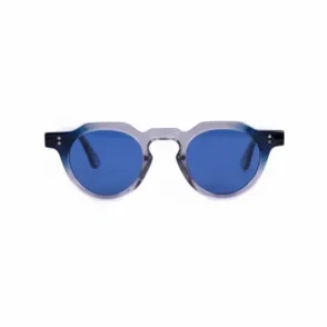 Lunette de soleil bleu à verres ronds teintés, monture plastique transparente avec pont clé et détails près des charnières.
