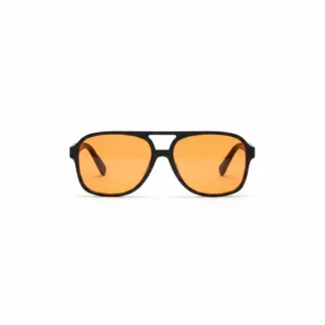 Lunette de soleil carré femme à monture épaisse sombre et verres teintés orange, style moderne et géométrique.