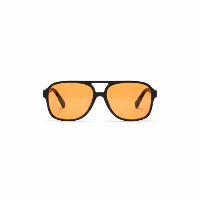 Lunette de soleil carré femme à verres orange Lunette de soleil carré femme à monture épaisse sombre et verres teintés orange, style moderne et géométrique.