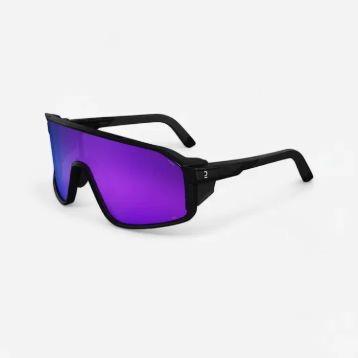Lunette de soleil classe avec monture noire épaisse et grand verre unique teinté violet en dégradé, branches noires robustes.