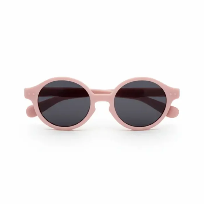 Lunette de soleil enfant ronde rose pâle Lunette de soleil enfant avec monture ronde rose pâle, verres foncés et branches courtes et épaisses.