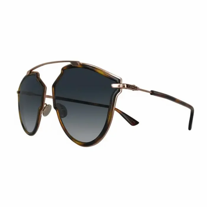 Lunette de soleil femme Dior géométrique dégradée Lunette de soleil femme Dior à monture métal géométrique, détails dorés, branches fines et verres sombres dégradés.