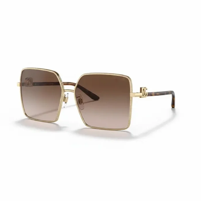 Lunette de soleil femme Dolce Gabbana carrée dorée Lunette de soleil femme Dolce Gabbana carrée, monture dorée fine, verres bruns teintés, branches décorées avec logo.