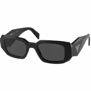Lunette de soleil femme Prada, monture noire épaisse et angulaire, verres rectangulaires foncés, logo Prada Milano sur les branches.