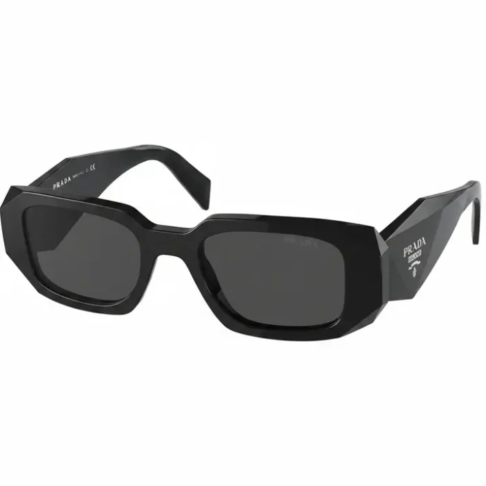 Lunette de soleil femme Prada noire angulaire Lunette de soleil femme Prada, monture noire épaisse et angulaire, verres rectangulaires foncés, logo Prada Milano sur les branches.