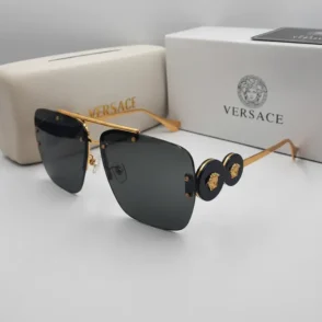 Lunette de soleil femme Versace à monture dorée, verres sombres rectangulaires et détails noirs dorés sur les branches.