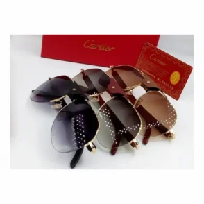 Plusieurs paires de lunette de soleil homme Cartier à verres marron et gris, montures dorées, avec étui rouge et carte Cartier.