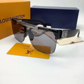 Lunette de soleil homme Louis Vuitton noire, monture épaisse rectangulaire et verres gris foncé, avec boîte et accessoires de marque.