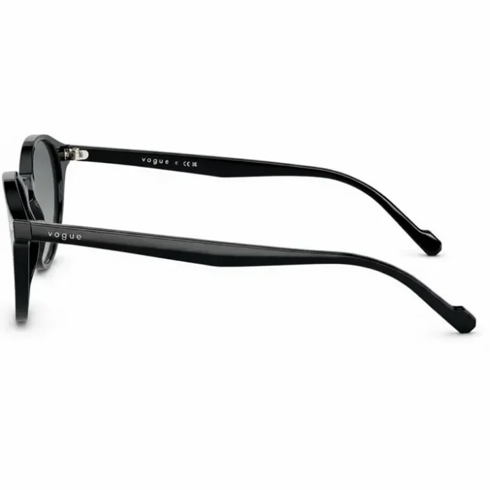 Lunette de soleil homme Vogue rectangulaire noire Lunette de soleil homme Vogue avec branches noires brillantes, logo Vogue, monture rectangulaire et charnières métalliques.