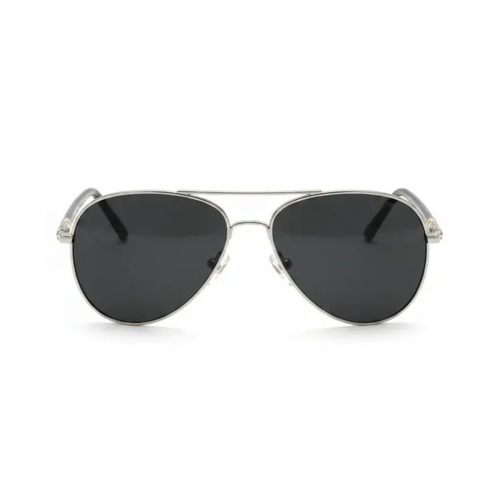 Lunette de soleil homme aviateur verres foncés Lunette de soleil homme style aviateur en métal, verres goutte d’eau foncés, pont fin et plaquettes nasales ajustables.