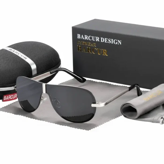 Lunette de soleil homme luxe avec étui et boîte Lunette de soleil homme luxe avec verres teintés, monture fine, branches métalliques, étui noir, chiffon gris et boîte cadeau.