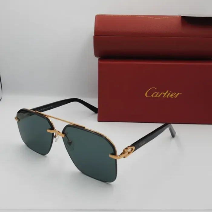 Lunette de soleil homme maroc métal doré Lunette de soleil homme maroc avec monture fine en métal doré, branches noires et verres foncés, style moderne.