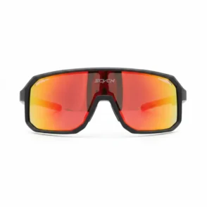 Lunette de soleil homme sport avec monture noire épaisse et verres incurvés miroir rouges et jaunes, style enveloppant.