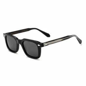 Lunette de soleil luxe noire à monture épaisse rectangulaire, verres teintés noirs et branches au motif métallique subtil.