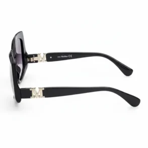 Lunette de soleil noir femme avec branches larges brillantes et décoration métallique en forme de M sur les côtés.