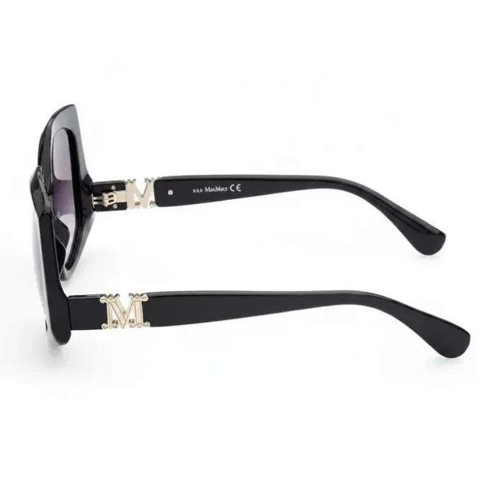 Lunette de soleil noir femme avec branches larges brillantes et décoration métallique en forme de M sur les côtés.