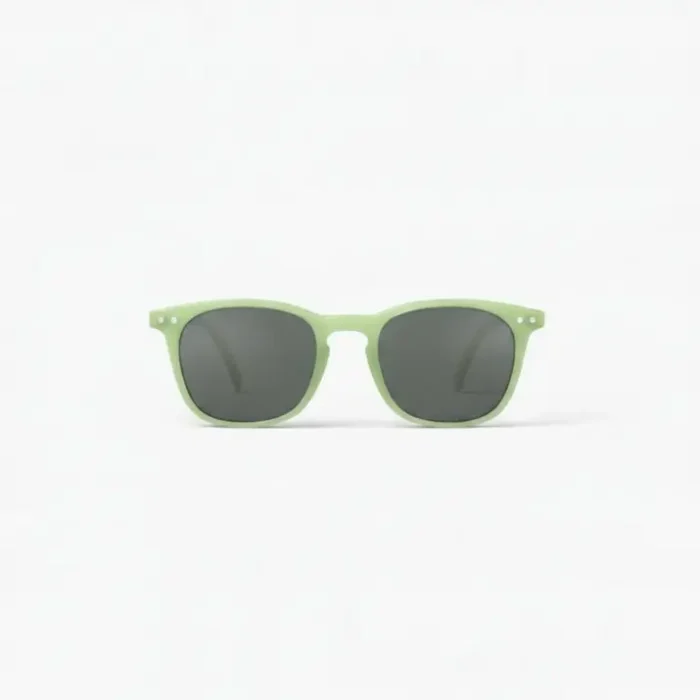 Lunette de soleil verte à verres foncés Lunette de soleil verte avec monture classique arrondie, verres foncés et branches fines assorties, vue de face.