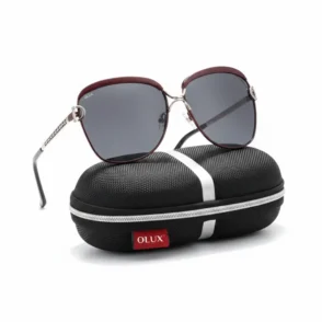 Lunettes de soleil femme polarisées carrées à monture épaisse noire, verres foncés et étui rigide zippé noir.