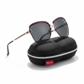 Lunettes de soleil femme polarisées rouge foncé, forme carrée arrondie, verres noirs, branches fines décorées, étui noir.