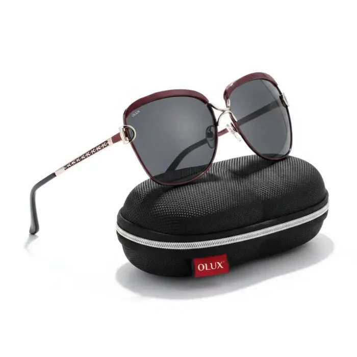 Lunettes de soleil femme polarisées rouge foncé Lunettes de soleil femme polarisées rouge foncé, forme carrée arrondie, verres noirs, branches fines décorées, étui noir.