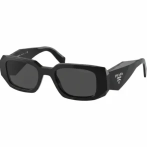 Prada lunette de soleil noire à monture épaisse angulaire, verres teintés foncés et logo PRADA blanc sur les branches.