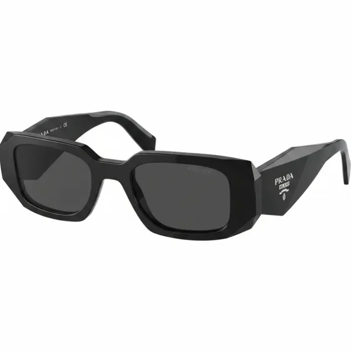 Prada lunette de soleil noire design angulaire Prada lunette de soleil noire à monture épaisse angulaire, verres teintés foncés et logo PRADA blanc sur les branches.