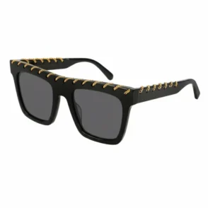 Stella McCartney lunettes de soleil noires rectangulaires à monture épaisse, chaîne dorée sur le haut et les branches, verres foncés.