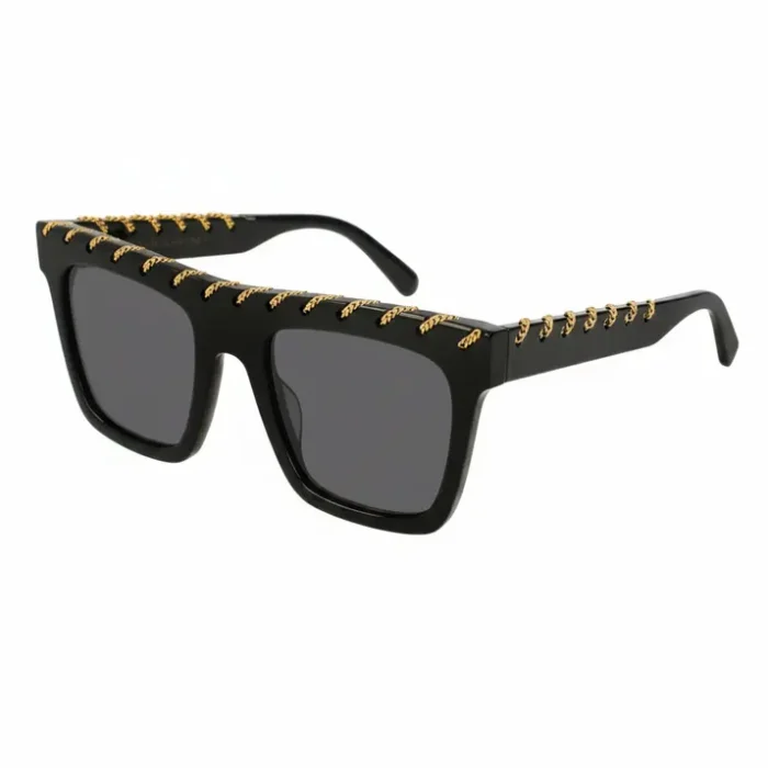 Stella McCartney lunettes de soleil noires rectangulaires à monture épaisse, chaîne dorée sur le haut et les branches, verres foncés.