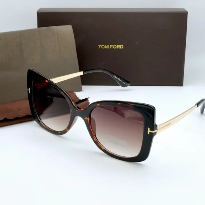 Tom Ford lunettes de soleil femme en écaille de tortue, verres teintés, branches dorées, présentées avec étui TOM FORD.