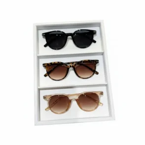 Trois paires de Verre lunette de soleil dans une boîte, montures noire, écaille et transparente avec verres teintés.