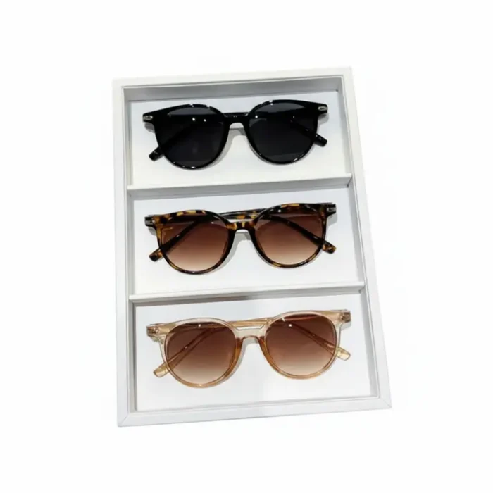 Verre lunette de soleil en coffret 3 paires Trois paires de Verre lunette de soleil dans une boîte, montures noire, écaille et transparente avec verres teintés.