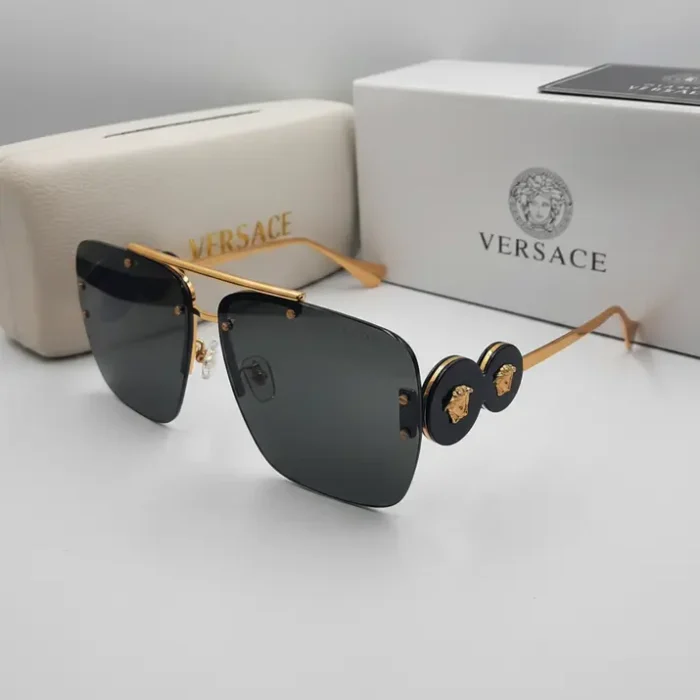 Versace homme lunette de soleil dorées carrées Versace homme lunette de soleil à monture dorée et verres carrés foncés, avec médaillons Méduse sur les branches et étui.
