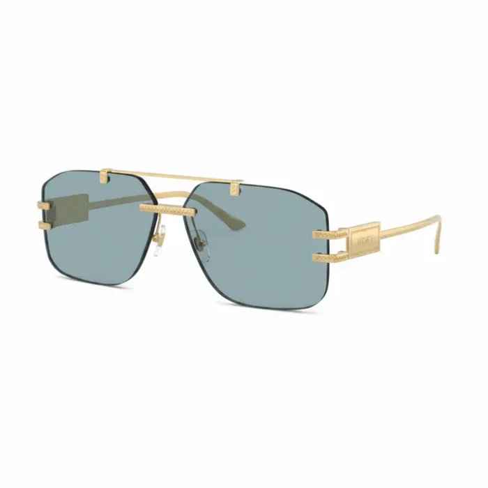 Versace lunette de soleil rectangulaire dorée Versace lunette de soleil rectangulaire avec verres sombres, monture en métal doré et branches texturées.