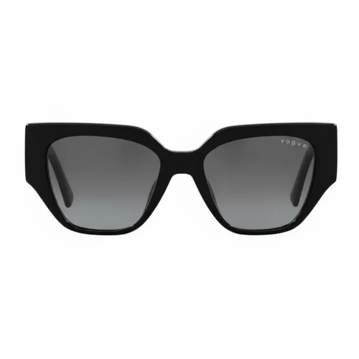 Vogue lunette de soleil femme avec monture épaisse noire, verres dégradés foncé à clair et logo sur la lentille droite.