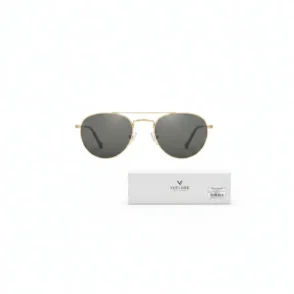 Vue d’une boutique de lunette de soleil avec présentoirs et modèles de lunettes de soleil alignés en vitrine.