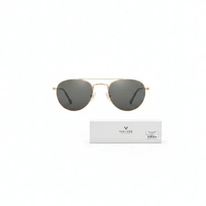 Boutique de lunette de soleil tendance Vue d’une boutique de lunette de soleil avec présentoirs et modèles de lunettes de soleil alignés en vitrine.