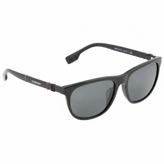Burberry lunette de soleil homme noire rectangulaire Burberry lunette de soleil homme avec monture noire rectangulaire, verres foncés, logo BURBERRY sur les branches et détail rouge.