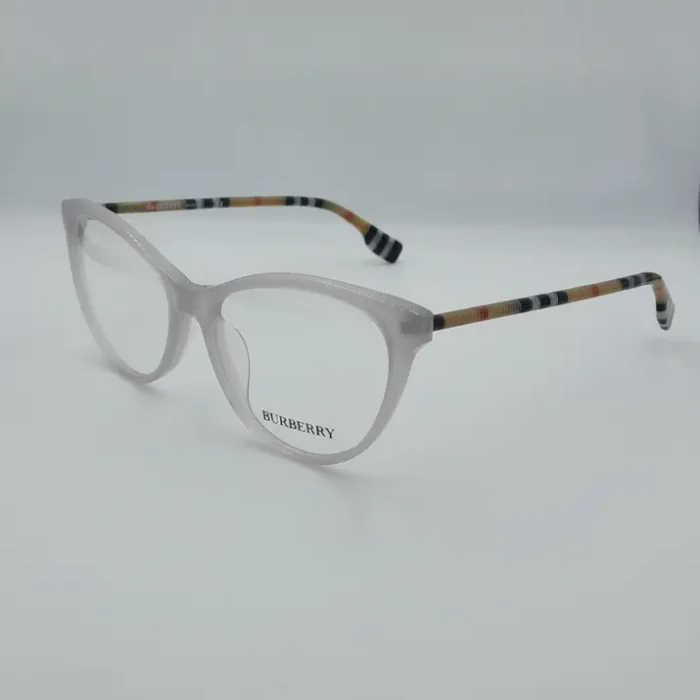 Burberry lunette de vue monture translucide rayée Burberry lunette de vue à monture translucide, verres clairs et branches à rayures multicolores avec logo Burberry.